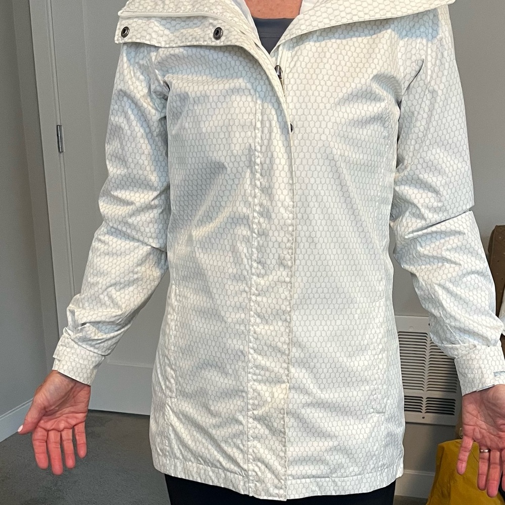 Columbia White Jacket with Weather-Proof Material and High Collar XS